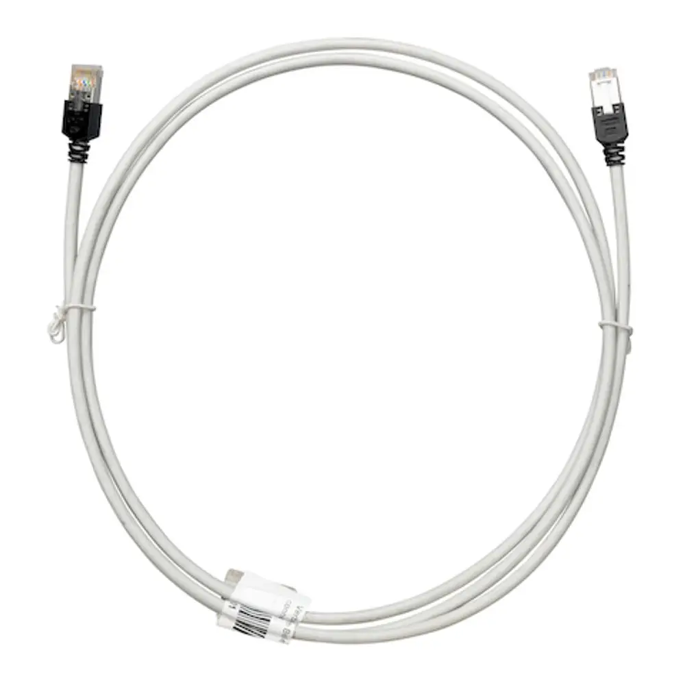 Patchkabel mit zwei RJ45-Steckern, geeignet für Netzwerkanschlüsse, präsentiert von Roth, verlegt in einem einfachen Design.